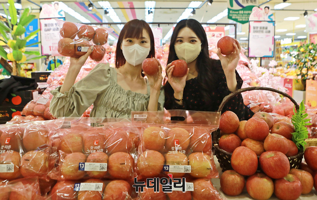▲ 21일 서울 중구 롯데마트 서울역점에서 모델들이 '갓 따온 그대로 사과'를 홍보하고 있다. ⓒ롯데쇼핑