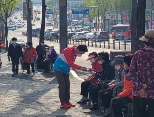 ▲ 김진상 서구청장 예비후보는 18일 많은 주민을 만나 다양한 의견을 수렴하고 있다.ⓒ김진상 예비후보 사무소