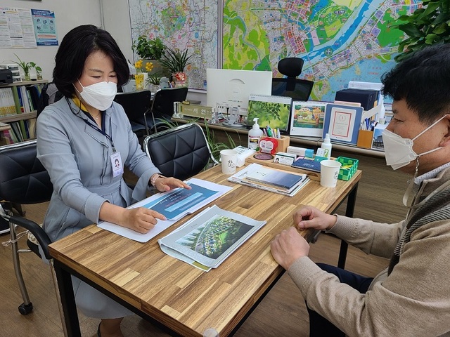 ▲ 공인중개사가 지난 22일 시에서 제작·배포한 명찰을 착용하고 부동산상담을 하고 있다.ⓒ세종시