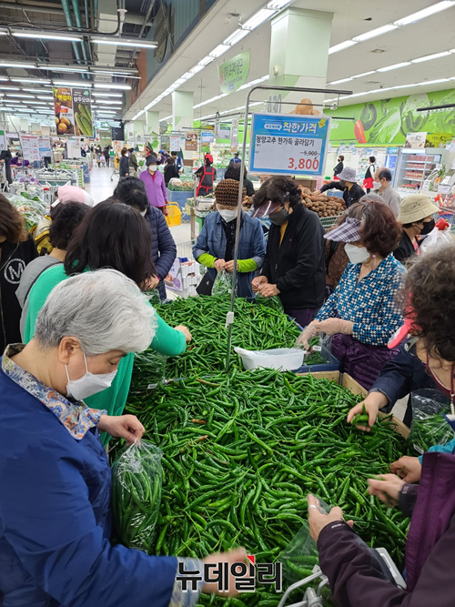 ▲ 24일 서울 도봉구 하나로마트 창동점에서 착한가격으로 판매하는 상품을 구매하기 위해 모인 고객들 모습. ⓒ농협유통
