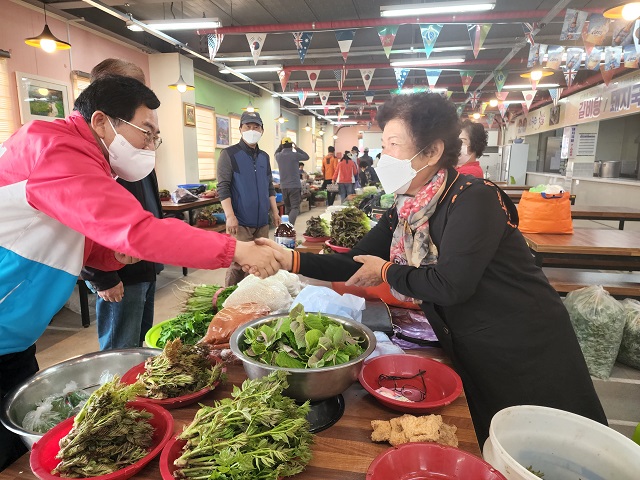 ▲ 주낙영 예비후보가 양남시장에서 한 상인과 반갑게 인사를 나누고 있다.ⓒ주낙영 예비후보실
