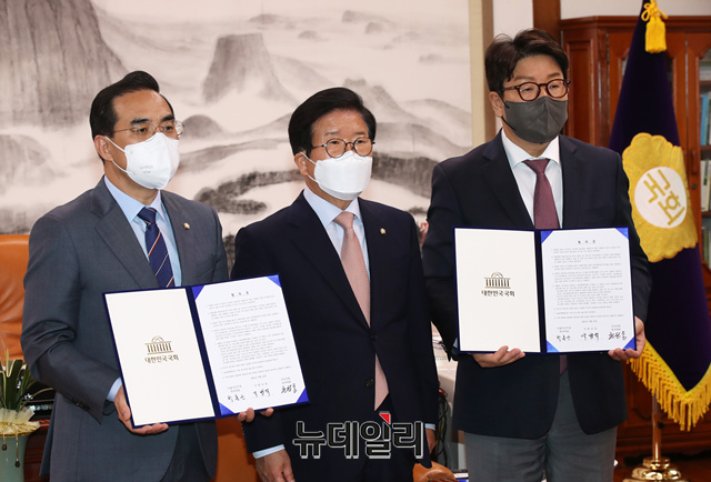 ▲ 지난 22일 여야는 박병석 국회의장이 내놓은 ‘검수완박 중재안’을 받아들이기로 합의했다. 그러나 윤석열 대통령 당선인 등은 “‘검수완박’(검찰 수사권 완전 박탈)은 ‘부패완판’(부패가 완전히 판치는 사회)”될 것이라는 비판이 제기되면서 지방선거를 앞두고 최대 이슈가 되고 있다. ⓒ국회 공동취재단.