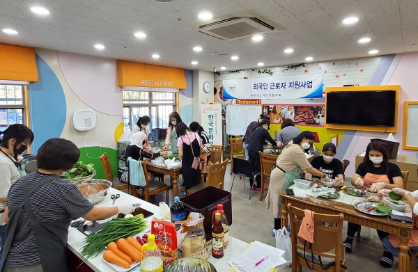 ▲ 충주시노사민정협의회는 외국인 근로자 음식체험 지원사업을 진행하고 있다. ⓒ충주시