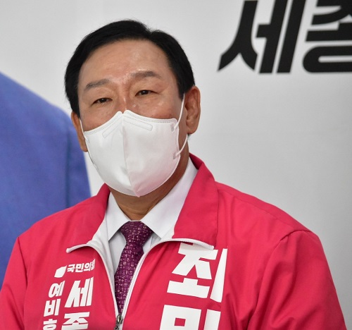 ▲ 국민의힘 최민호 세종시장 예비후보가 25일 오전 대평동 자신의 선거사무실에서 경제산업과 작은 행복 공약을 발표하고 있다.ⓒ최민호 선거 캠프