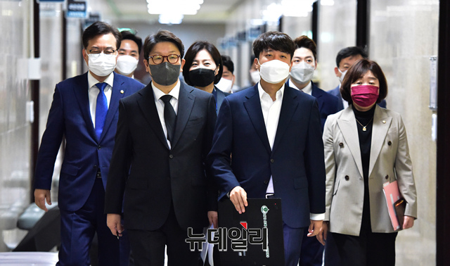 ▲ 이준석 국민의힘 대표와 권성동 원내대표가 25일 오전 국회에서 열린 최고위원회의에 참석하고 있다.ⓒ이종현 기자