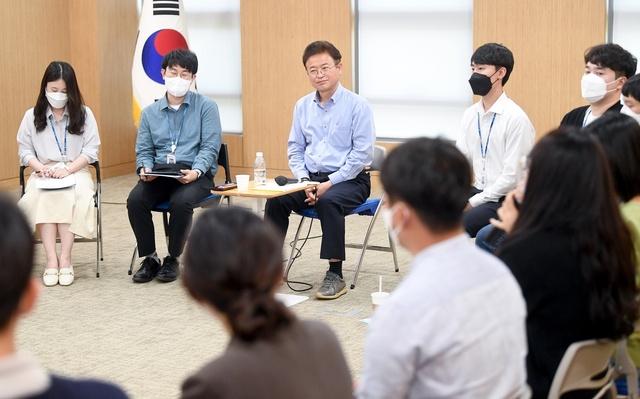 ▲ 이철우 경북도지사는 청렴리더들과 열띤 토론을 전개하며 ”MZ청렴리더들의 의견을 적극 수용하고, 앞으로도 청렴한 도정을 위해 세대간 벽을 허무는 소통을 강화해 나가겠다”고 밝혔다.ⓒ경북도