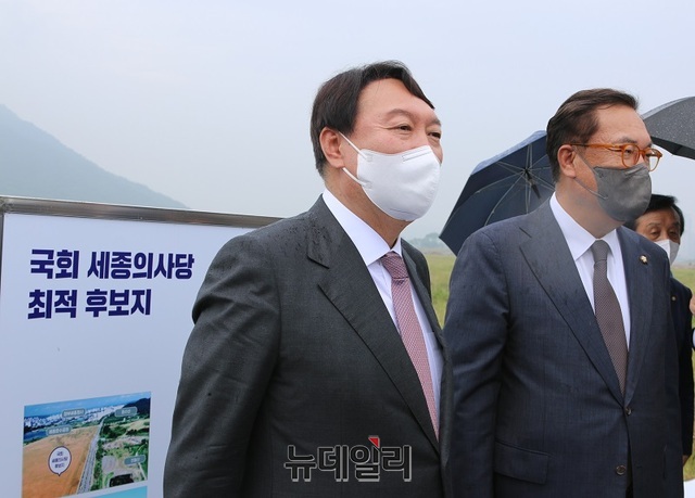 ▲ 윤석열 대통령 당선인과 정진석 국회 부의장이 국민의힘 대선 후보로 확정한 뒤 국회세종의사당 예정부지를 방문해 주변을 살펴보고 있다.ⓒ이길표 기자