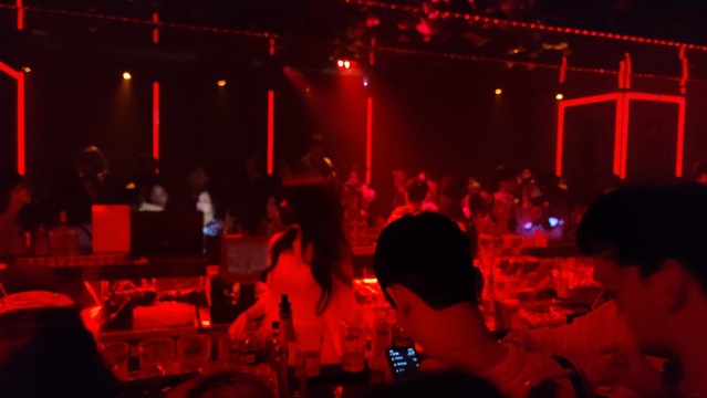 ▲ 지난 24일 일요일 새벽 3시, 강남 클럽 내부 모습. 대부분 사람들이 마스크를 착용하지 않고 있다. ⓒ이우호 기자