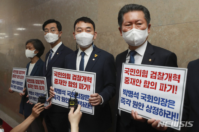 ▲ 김용민(오른쪽 두번째) 더불어민주당 의원이 25일 오후 서울 여의도 국회에서 검수완박 관련해 박병석 국회의장과 면담을 요청한 뒤 발언하고 있다. ⓒ뉴시스