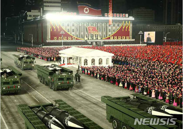 ▲ 북한이 지난해 1월 제8차 노동당 대회에 맞춰 실시한 심야열병식 장면. ⓒ뉴시스. 무단전재 및 재배포 금지.