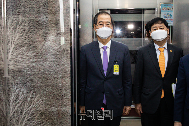 ▲ 한덕수 국무총리 후보자가 25일 오전 국회에서 더불어민주당 및 정의당 의원들의 청문회 보이콧으로 인사청문회가 정회되자 청문회장을 나서고 있다. ⓒ뉴데일리(사진=공동취재단)