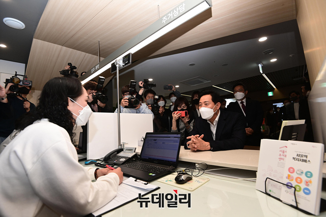 ▲ 오세훈 서울시장이 25일 오후 서울 용산구 용산베르디움프렌즈에서 열린 '용산주거안심종합센터' 개소식에서 주거복지제도 상담을 시연하고 있다. ⓒ강민석 기자