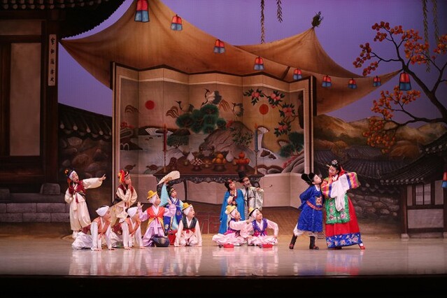 ▲ 리틀엔젤스예술단 대표작 '시집가는 날' 공연 장면.ⓒ리틀엔젤스예술단