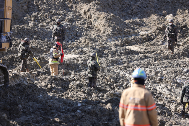 ▲ 2월 2일 경기 양주시 은현면 도하리 삼표산업 채석장 붕괴·매몰사고 현장에서 구조당국이 금속탐지기를 이용해 실종자를 수색하고 있다.
ⓒ연합뉴스