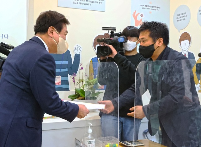 ▲ 김병우 충북도교육감 예비후보가 26일 충북도선거관리위원회에 예비후보 등록을 하고 있다.ⓒ김병우 선거사무소