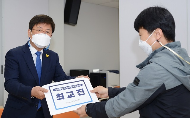 ▲ 최교진 세종교육감이 26일 오전 세종시선관위에 예비후보 등록을 하고 있다.ⓒ최교진 선거 캠프