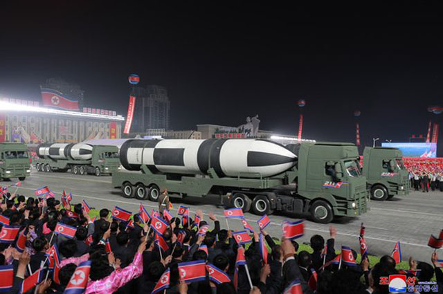 ▲ 북한이 지난 25일 빨치산 창건 90주년 기념 열병식에서 공개한 신형 잠수함발사 탄도미사일(SLBM). 지난해 1월 공개했던 '북극성-5ㅅ'보다 더 크다. ⓒ연합뉴스. 무단전재 및 재배포 금지.