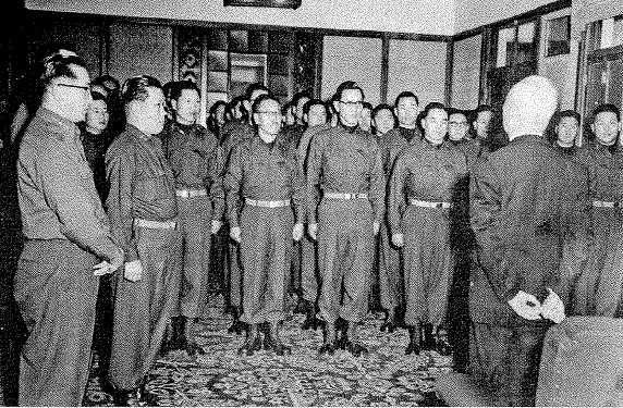 ▲ 이승만 대통령이 경무대에서 김창룡 특무부대원들을 접견하며 격려하고 있다.(1955)