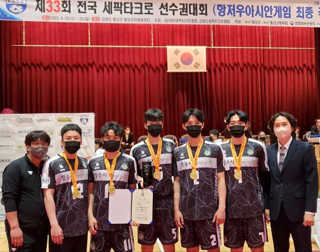 ▲ 청주시청 세팍타크로부가 ‘제33회 전국 세팍타크로 선수권대회’ 쿼드이벤트(4인제)에서 우승을 차지해 금메달을 목에 걸고 시상대 앞에서 포즈를 취하고 있다.ⓒ청주시