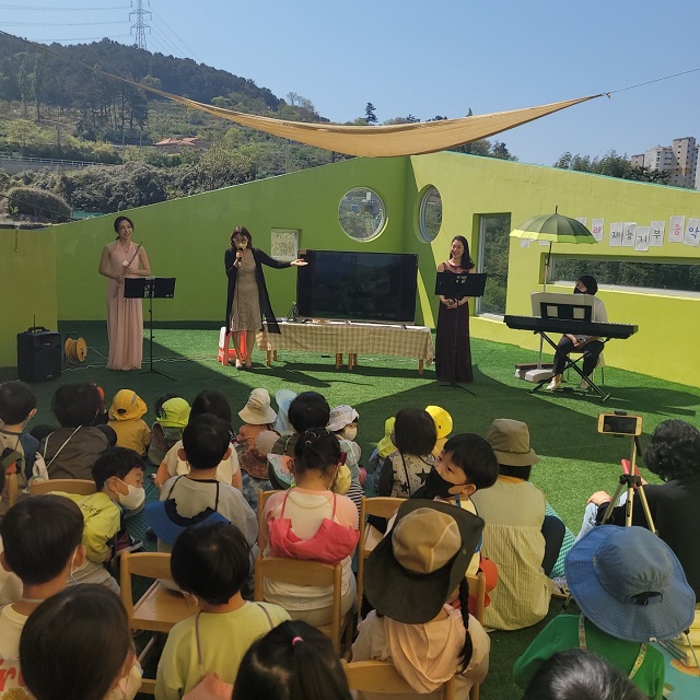 ▲ 위덕대학교 유아교육과 김근혜교수가 지난 20일 양산에 위치한 밖으로 나가자 숲 어린이집을 방문해 코로나 19 엔데믹 시대를 희망하는 유아 예술 공연 무대와 함께 학부모 감성교육을 실시했다.ⓒ위덕대