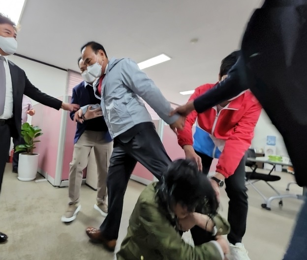 ▲ 지난 21일 박덕흠 의원(보은‧옥천‧영동‧괴산)이 충북도당에서 괴산군수 공천과 관련해 괴산군수 예비후보의 부인인 A 씨가 ‘당원명부 유출’과 관련해 바짓가랑이를 붙잡고 늘어지는 등의 봉변을 당했다. 괴산군수 경선 주자들은 3회 연속 낙선한 송인헌 예비후보 경선 참여에 반발하고 있다. 박 의원은 이날 봉변으로 머리 등을 다쳐 청주 한 병원에 입원, 치료를 받았다.ⓒ사진 뉴시스