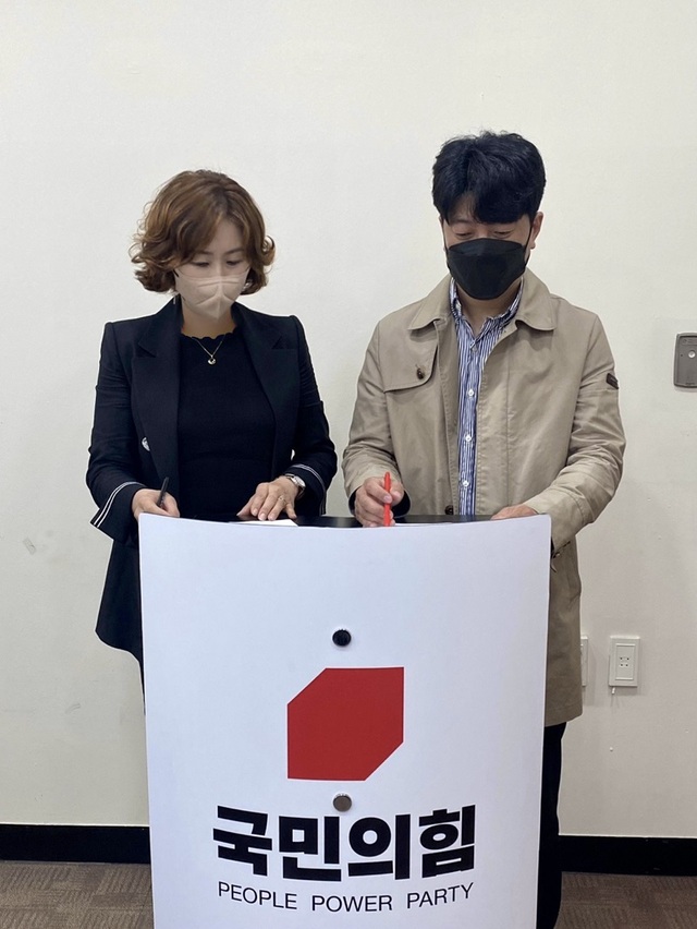 ▲ 국민의힘 충북도당 공관위원인 박동희·안천수 씨가 최근 당내 공천 갈등과 관련해 정우택 공관위원장의 사퇴를 촉구하고 있다. ⓒ박동희·안천수 씨 제공