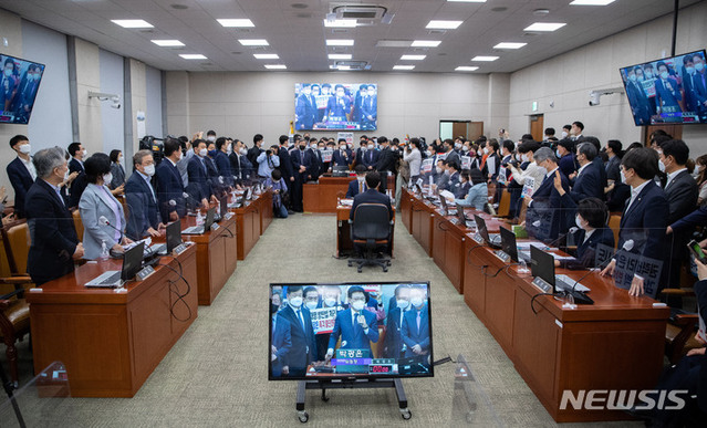 ▲ 27일 서울 여의도 국회에서 열린 법제사법위원회 전체회의에서 검찰청법·형사소송법 개정안이 기립표결로 통과되고 있다. ⓒ뉴시스