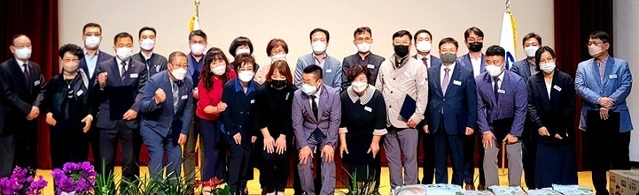 ▲ 김부유 제3대 세종시사회복지협의회장이 26일 제4대 회장으로 공식 취임식을 하고 참석자들과 함께 기념촬영을 하고 있다.ⓒ세종시사회복지협의