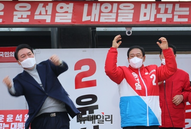 ▲ 윤석열 대통령 당선인이 지난달 3일 조치원역 광장에서 국민의힘 최민호 세종시장 후보와 함께 어퍼컷 세리머니를 하고 있다.ⓒ이길표 기자