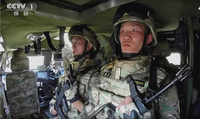 ▲ 2015년 9월 중국군 열병식 당시 방송에 잡힌 기갑부대 장병. 방탄복 형태가 북한군이 열병식에 입고 나온 것과 흡사하다. ⓒ中CCTV 유튜브 채널 캡쳐.