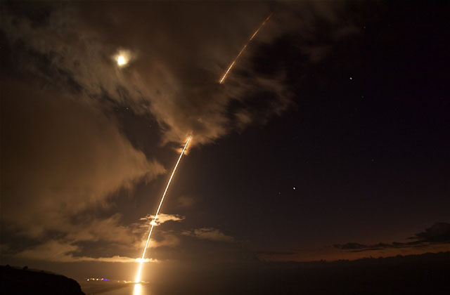 ▲ 미해군 이지스 구축함 '존 폴 존스'함이 2017년 8월 SM-6로 적 탄도미사일을 요격하는 시험을 했다. ⓒ美인도태평양 사령부 제공.
