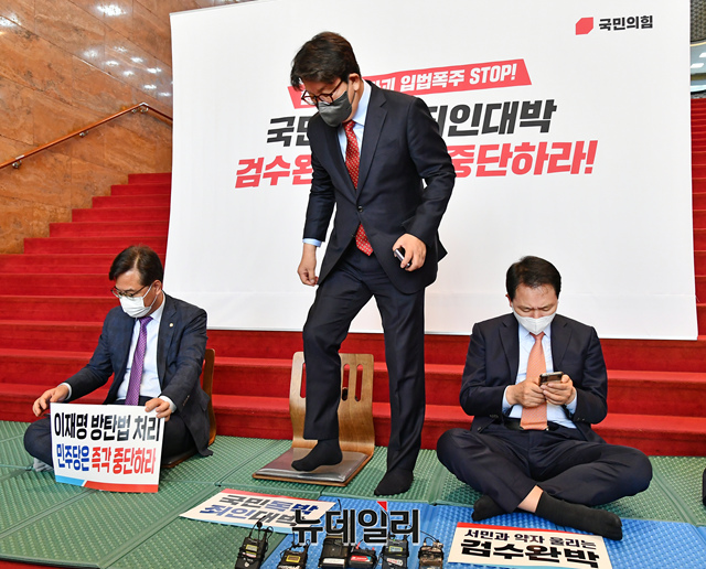 ▲ 권성동 국민의힘 원내대표와 소속 의원들이 27일 오전 국회 본관에서 민주당의 검수완박 법안 본회의 처리 시도를 규탄하는 연좌농성을 하고 있다.ⓒ이종현 기자