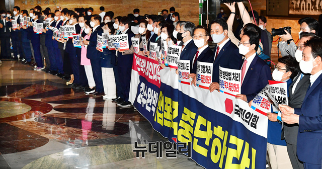 ▲ 국민의힘 의원들이 27일 오후 국회 로텐더홀에서 본회의장으로 입장하는 더불어민주당 의원들을 향해 검수완박 입법독재를 반대한다는 구호를 외치고있다. ⓒ이종현 기자