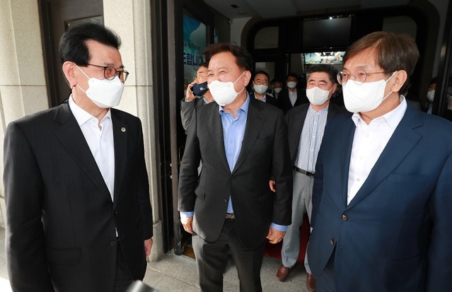 ▲ 이시종 충북도지사가 27일 충북도청 현관에서 ‘민선8기 충북도지사 후보초청 도정 설명회’에 참석하기 위해 들어서는 노영민, 김영환 충북도지사 후보를 맞이하고 있다.ⓒ충북도