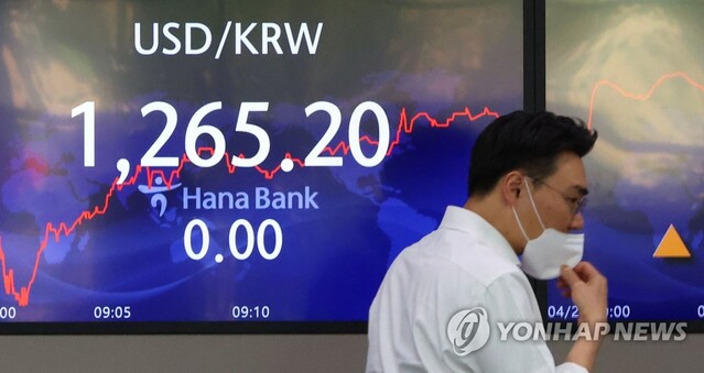 ▲ 28일 오전 서울 중구 하나은행 딜링룸 전광판에 원·달러 환율 등 지수가 표시되고 있다.ⓒ연합뉴스
