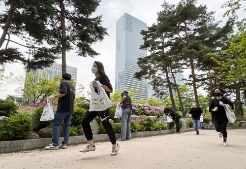 ▲ 그룹계열사인 글래드 호텔앤리조트 임직원드링 여의도에서 플로깅행사를 진행하고 있다. ⓒ DL