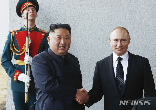 ▲ 2019년 4월 러시아 블라디보스톡을 찾은 김정은이 블라디미르 푸틴 러시아 대통령과 악수를 나누고 있다. ⓒ뉴시스 AP. 무단전재 및 재배포 금지.