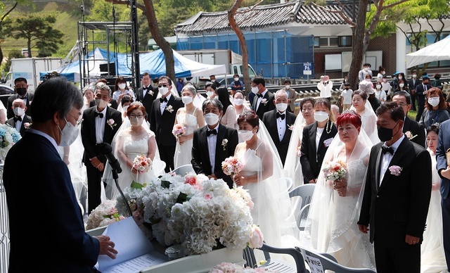▲ 충남도내 장애인 부부 33쌍이 28일 충남 공주 한옥마을에서 합동경혼식을 올렸다. 사진은 결혼식 장면.ⓒ충남도