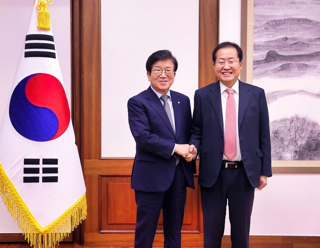 ▲ 홍준표 후보(오른쪽)가 국회 박병석 의장을 방문해 인사를 나누고 있다.ⓒ홍준표 후보 사무소
