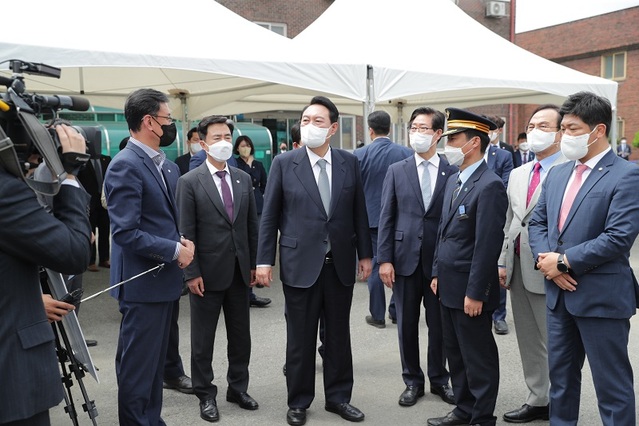 ▲ 윤석열 대통령 당선인이 28일 충남 천안역에서 GTX-C 노선 천안 연장사업에 대한 브리핑을 받고 있다.ⓒ천안시