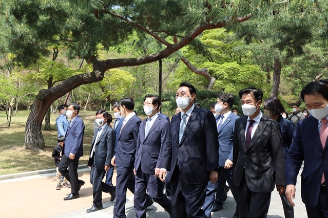 ▲ 윤석열 대통령 당선인이 28일 오전 충남 아산 현충사에서 열린 충무공 이순신 장군 탄신 477주년 다례제(茶禮祭)에 참석하기 위해 양승조 충남도지사와 김태흠 의원 등과 행사 장소로 이동하고 있다. ⓒ충남도