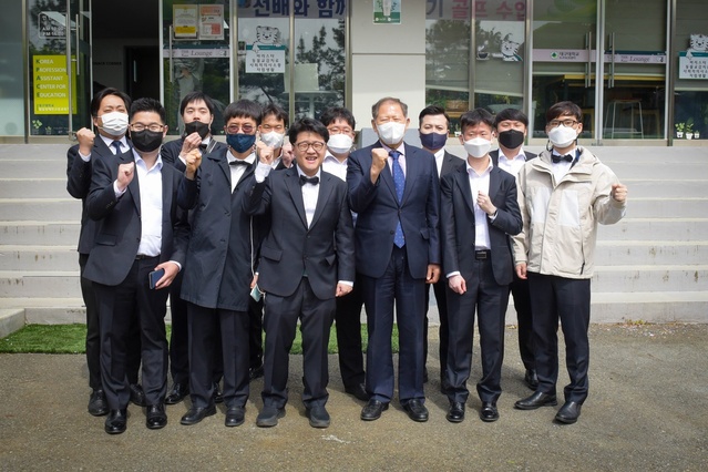 ▲ 드림위드앙상블과 이근용 총장이 함께 파이팅을 외치고 있다.ⓒ대구사이버대