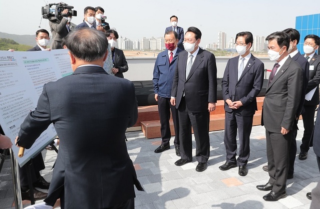 ▲ 윤석열 당선인이 28일 오후 충남 내포를 방문, 충남도 관계자로부터 내포신도시 공공기관유치 등과 관련해 보고를 받고 있다.ⓒ충남도