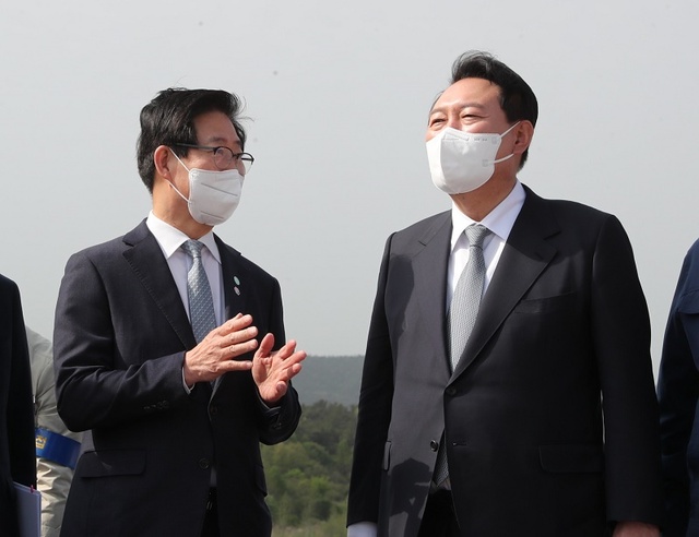 ▲ 윤석열 당선인이 28일 오후 충남 내포신도시에서 양승조 충남도지사로부터 지역 현안에 대한 설명을 듣고 있다.ⓒ충남도