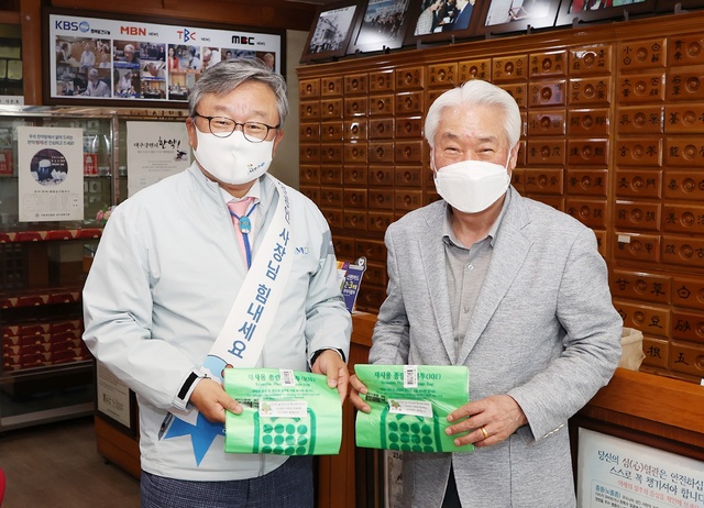 ▲ DGB대구은행(은행장 임성훈, 왼쪽)은 2022년 한 해를 ESG경영의 원년으로 삼아 다양한 ESG경영활동을 진행하고 있는바, 친환경 재사용 종량제 봉투 나눔행사를 실시했다.ⓒDGB대구은행