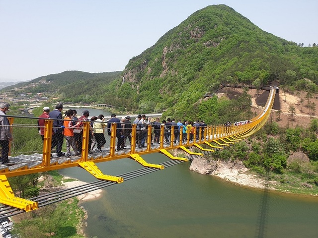 ▲ 금산군 제원면 월골유원지 월영산과 부엉산을 잇는 출렁다리. 28일 개통식 장면.ⓒ금산군