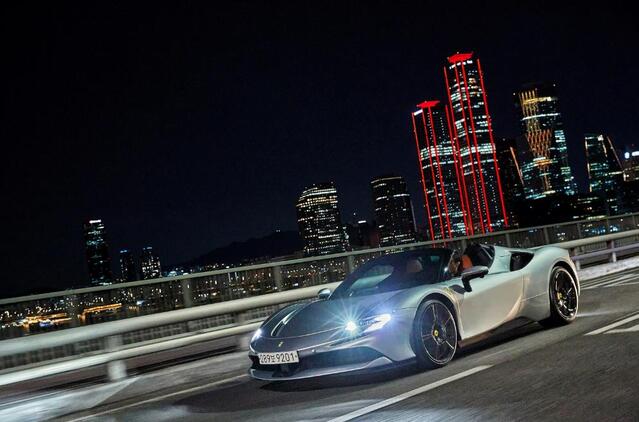 ▲ SF90 스파이더가 서울 야경을 배경으로 질주하는 모습. ⓒ페라리