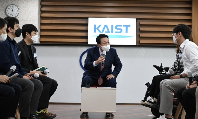 ▲ 윤석열 대통령 당선인이 29일 카이스트를 방문해 학생들과 간담회를 가졌다. ⓒ대통령직인수위원회 제공
