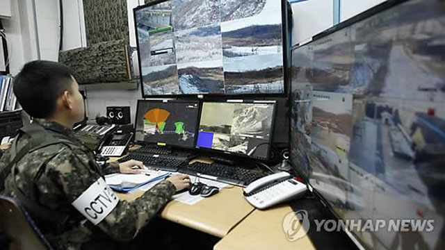 ▲ 육군 GOP 과학화경계시스템의 CCTV 상황을 병사가 감시하고 있다. 과학화경계시스템에서 CCTV는 열영상감시장비(TOD)와 함께 중요한 부분을 차지한다.(기사 내용의 CCTV와는 관련이 없습니다.) ⓒ연합뉴스. 무단전재 및 재배포 금지.