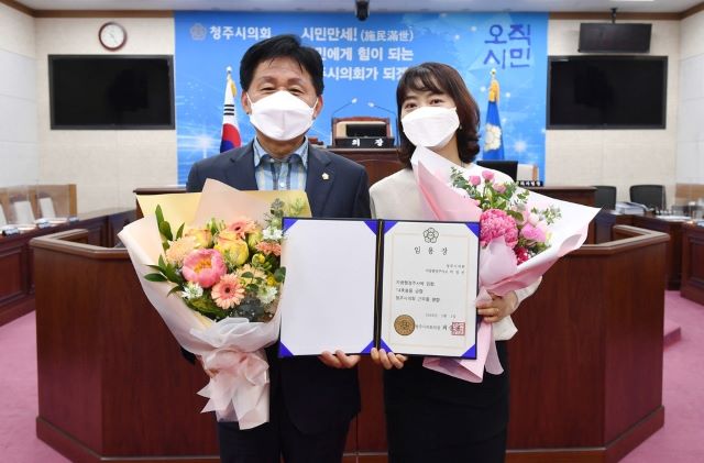 ▲ 청주시의회가 29일 박정선 주무관을 6급으로 승진시키고 임명장을 전달했다.ⓒ청주시의회